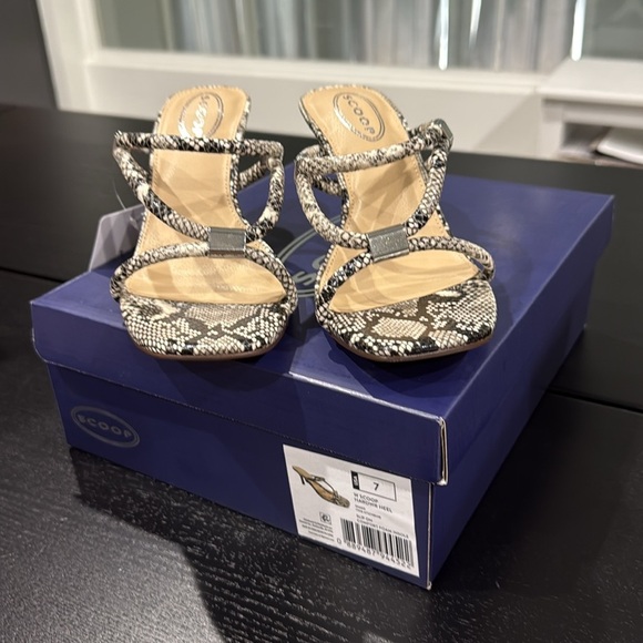 Scoop Women’s Stiletto Hardware Open Toed Heels - Size 7 - Picture 9 of 9